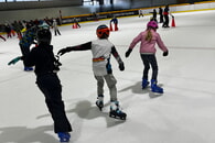 Eisiger Spa&szlig; auf Kufen: Die Klassen 3 und 4 beim Schuleislaufen