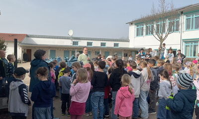 Sch&uuml;lerInnnen im Einsatz f&uuml;r eine saubere Umwelt in Erligheim