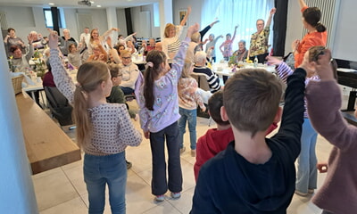 Musik verbindet Generationen: der Schulchor begeistert beim Seniorennachmittag