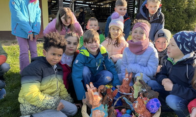 Fr&ouml;hliche Ostereiersuche auf dem Schulhof