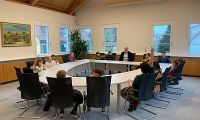 Die Klassenstufe 3 zu Besuch beim B&uuml;rgermeister