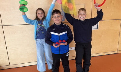 Zirkus-AG-Kinder freuen sich